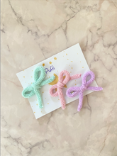 Cargar imagen en el visor de la galería, Broche moño crochet (ARMA TU SET PERSONALIZADO)