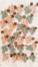 Cargar imagen en el visor de la galería, Llaveros de cactus