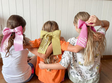 Cargar imagen en el visor de la galería, Moños con inicial para niña