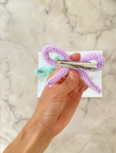 Cargar imagen en el visor de la galería, Broche moño crochet (ARMA TU SET PERSONALIZADO)
